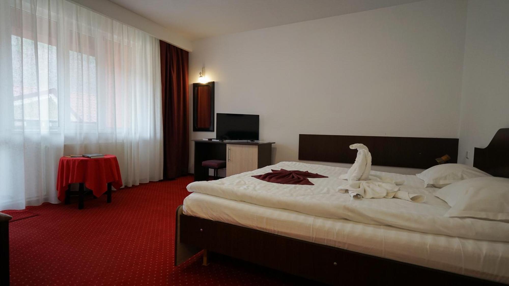 Vila Trandafirul Si Liliacul Hotell Caciulata Eksteriør bilde