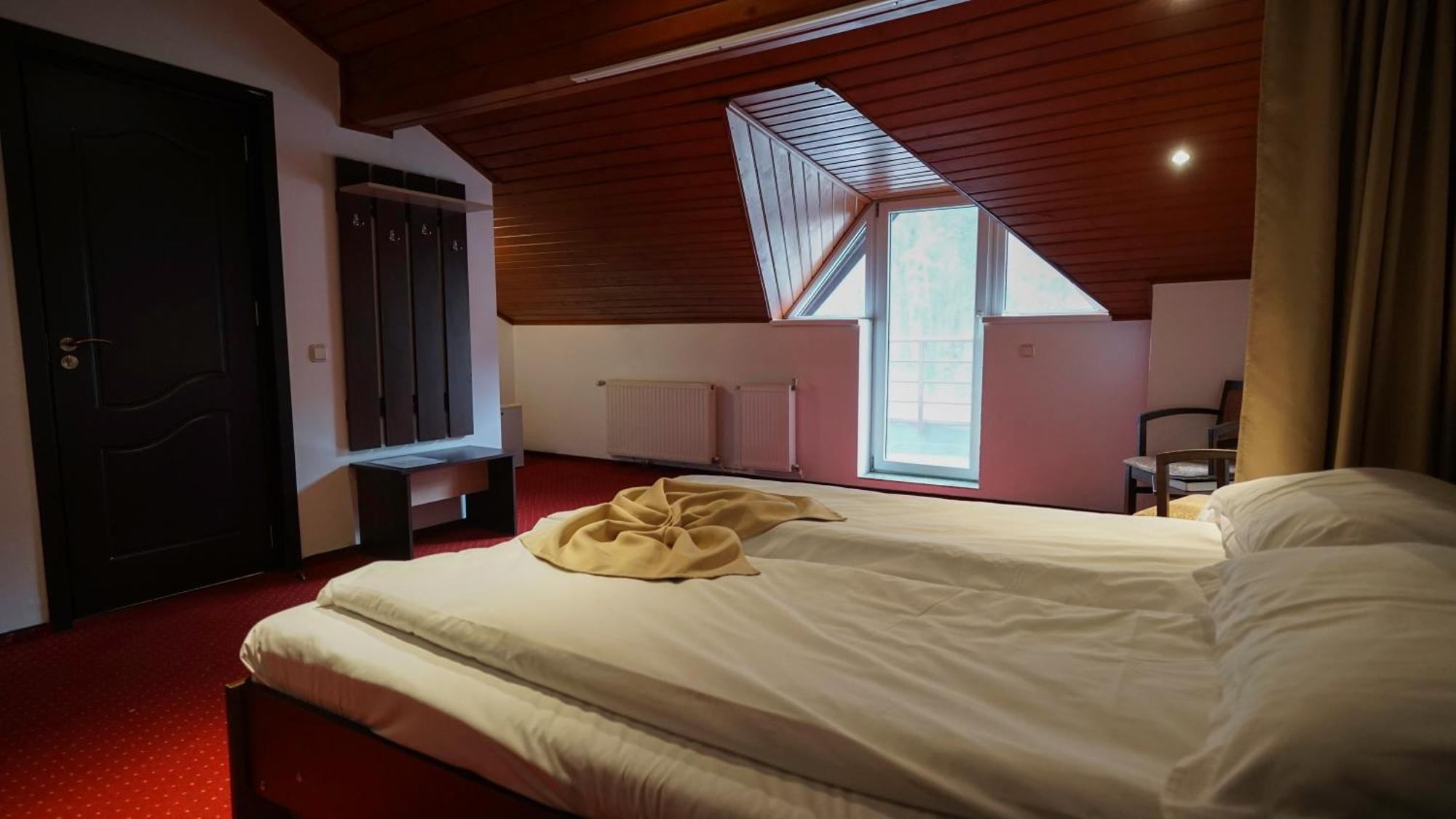 Vila Trandafirul Si Liliacul Hotell Caciulata Eksteriør bilde